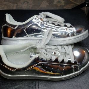 💋 Liliana Sz 8 Patent Silver Sneakers